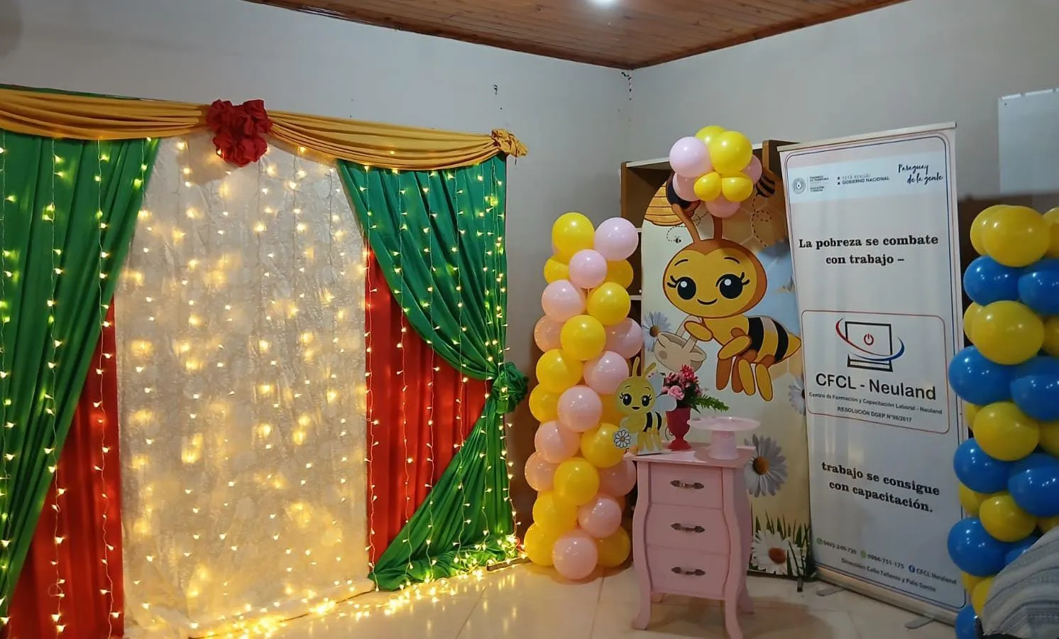 Decoración de evento con globos y luces