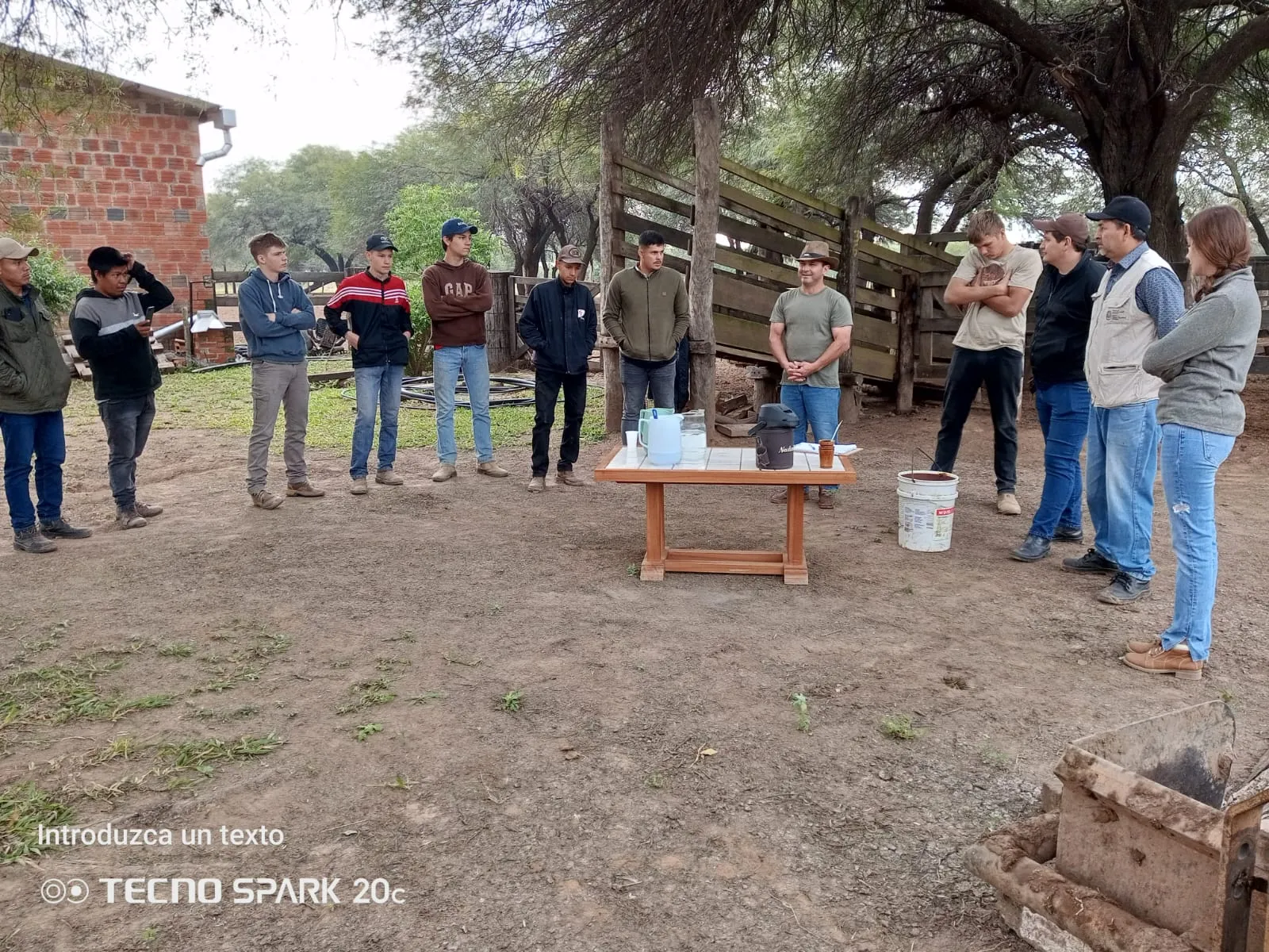 Grupo en salida práctica de sanidad animal